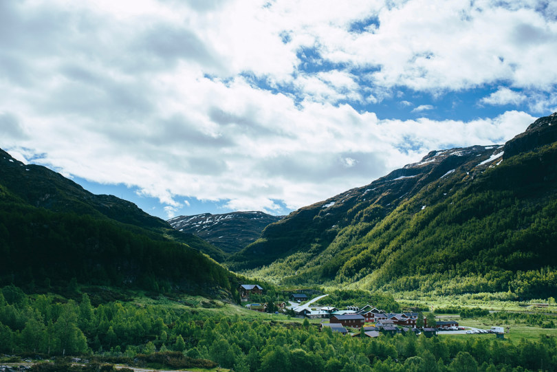 En by i dalen mellom fjell