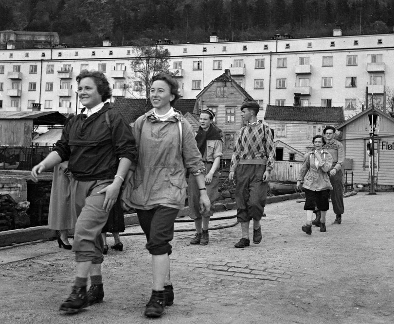 7-fjellsturen 1953: I fin stil ned fra Sandviksfjellet. Askefjellet neste! På vei til båten som skal ta dem over til Askøy.