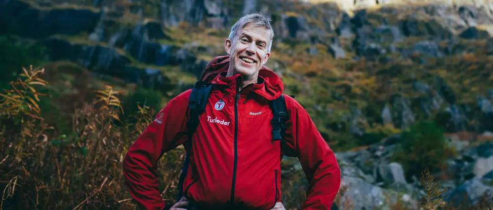 Turleder Nils Erik Bakke på vei opp til Trollfjordhytta i Vesterålen.
