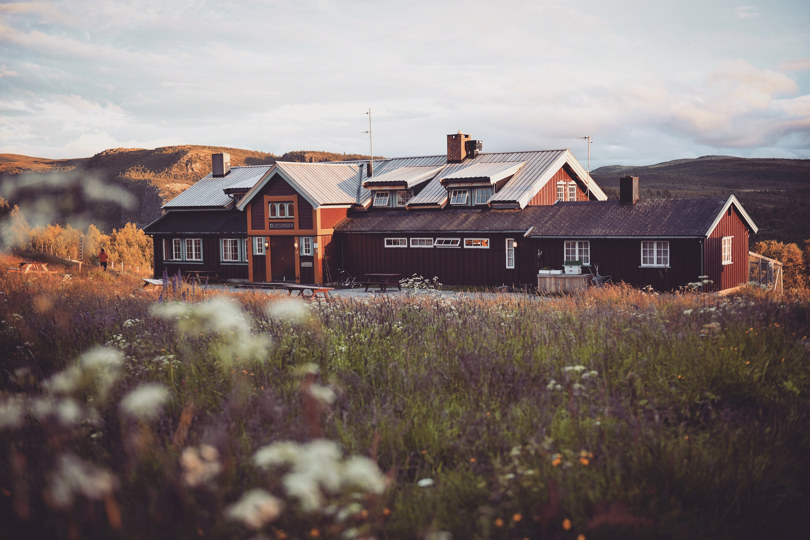Betjent DNT-hytte i vakker natur