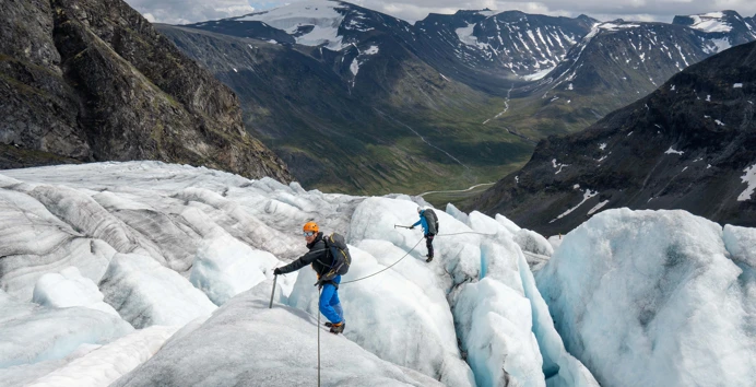 To personer i klatretau på isbre.