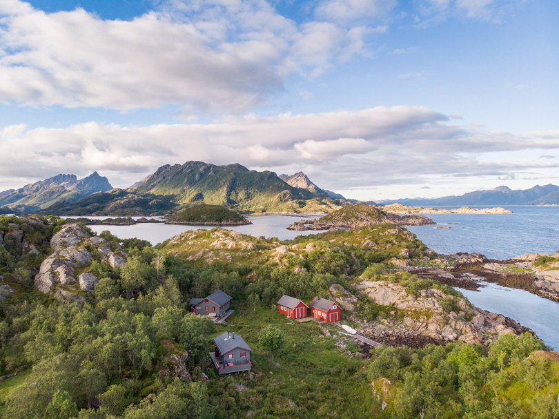 hytte i vakkert kystlandskap