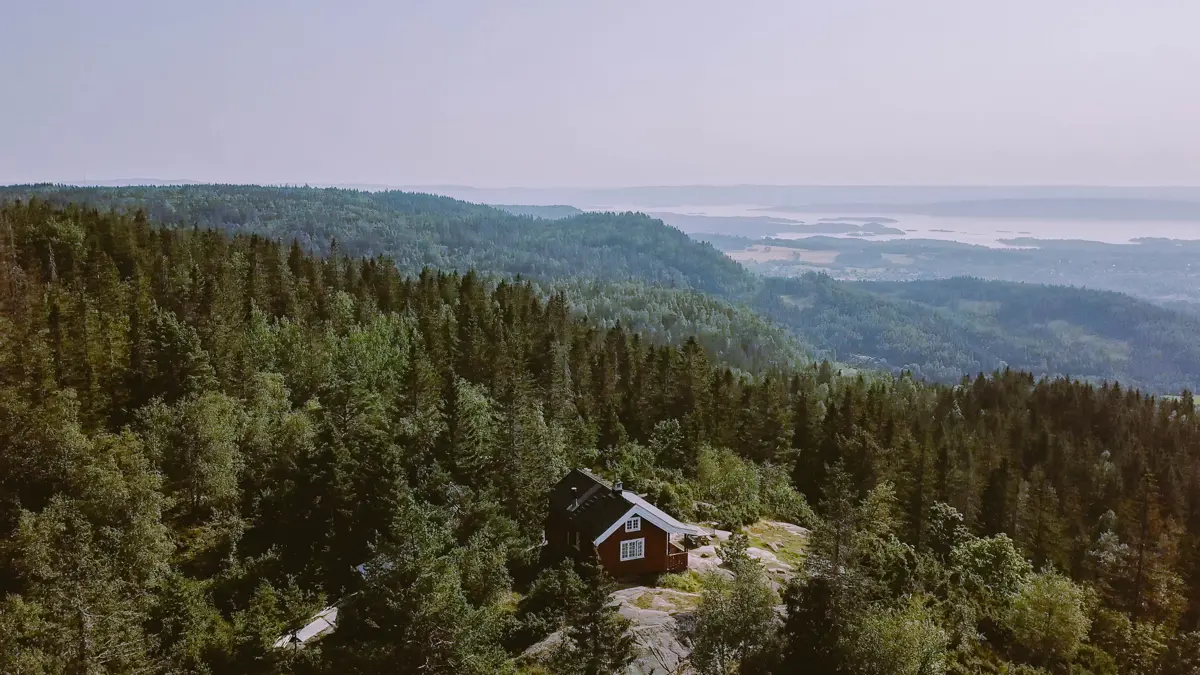 Rødmalt hytte med utsikt over Oslofjorden