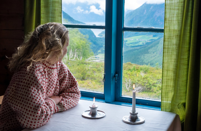 Bilder fra Brydalseter ved Sognefjorden. Mari Stephansen på bildene. Utsikt mot Sognefjorden, multer, molter, regnbue.