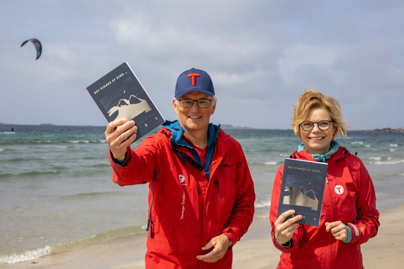 Preben og Gunhild viser fram Årboka for 2023