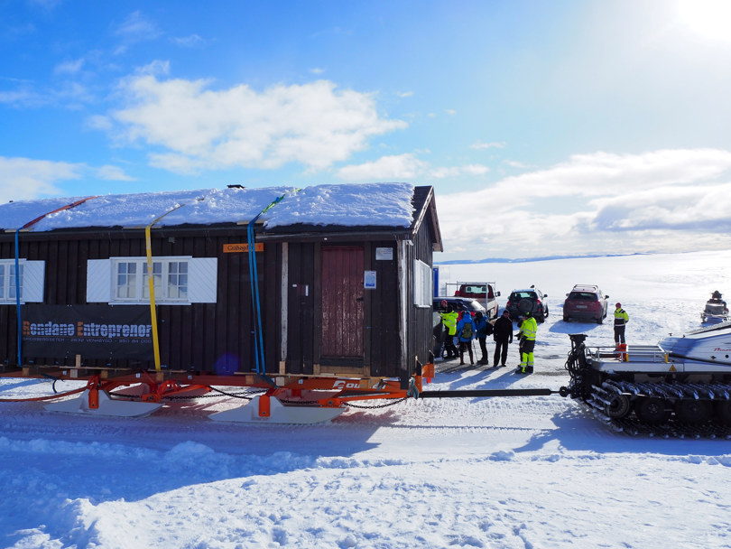 Flytting av Gråhøgdbu på slede 4 mars 2021