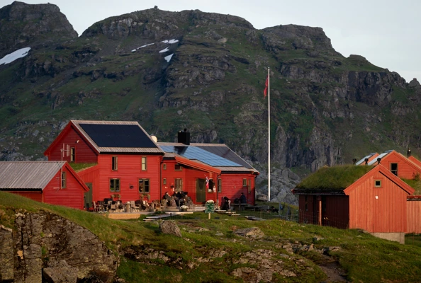 Bilde av en rød hytte.