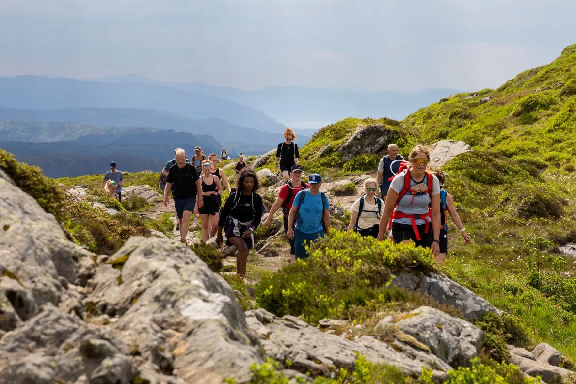 Glade vandrere på tur i Byfjellene.