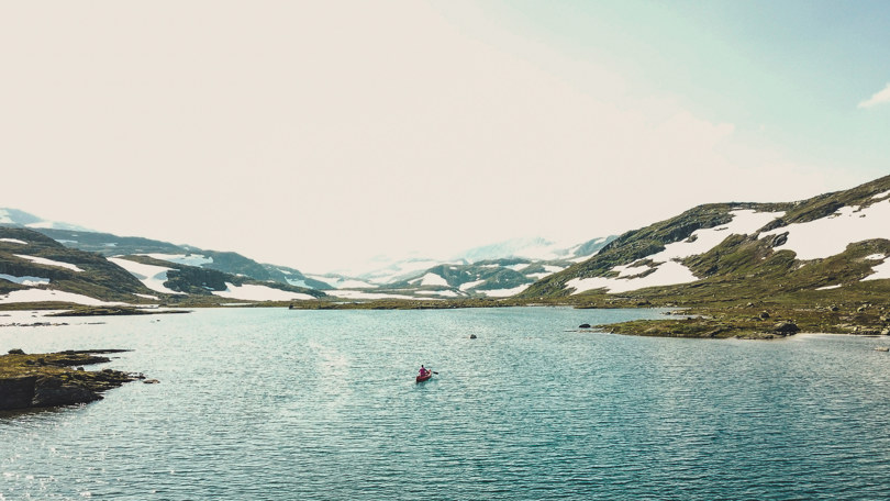 En kano på et fjellvann