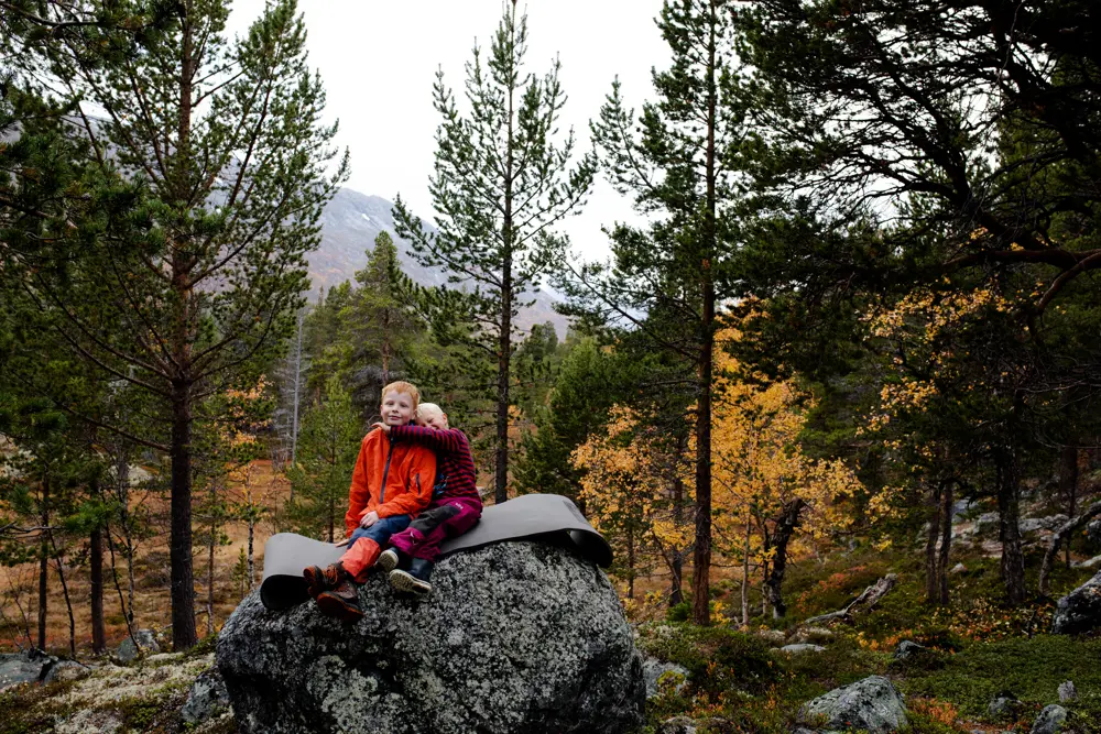 Barn sittende på stein