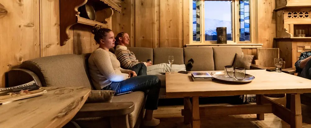 To personer sitter i sofa
