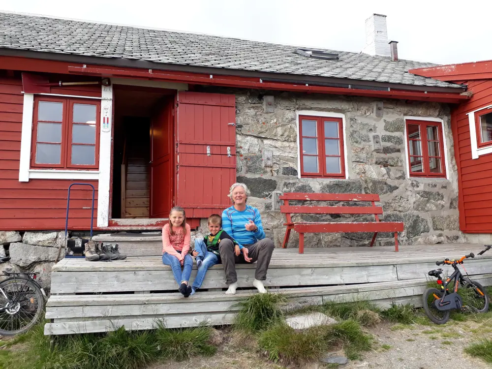 Hallingskeid turisthytte ved Bergensbanen.