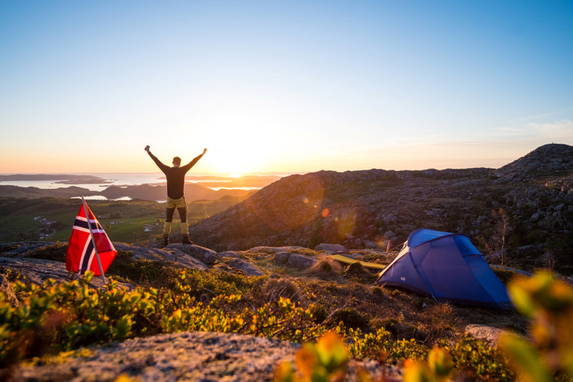 17. mai-overnatting i Holtaheia i Ryfylkeheiene, Strand kommune. Telt, norsk flagg.