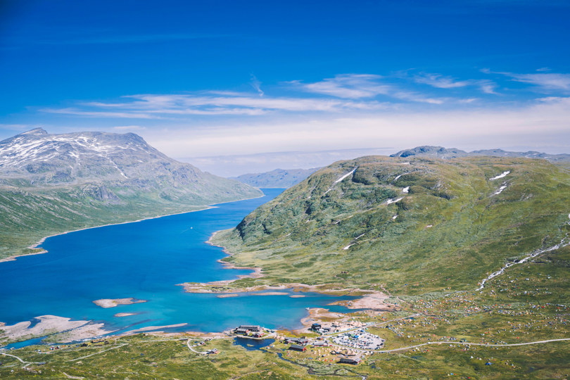 en innsjø omgitt av fjell