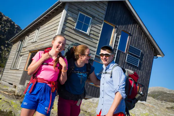 Ungdommer på fjelltur ved Gullhorgabu i Bergsdalsfjella