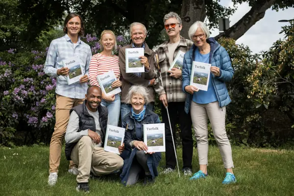 Frivillige bidragsytere til Turfolk. Oppe fra venstre: Steffen H. Vadla, Eli Tangen (grafisk designer), Øyvind Gjerde, Einar Fagerheim, Guro Waksvik. Foran: Tsegezeab Kiros Hagos og Gro Johnsen.