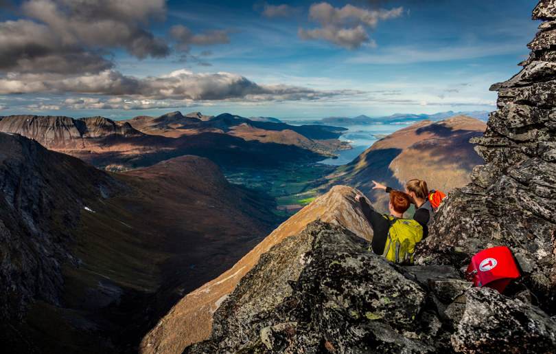 Fra toppvarden på Litleskorkja i Tresfjord, Vestnes kommune. Med på bildet er Thorbjørn og Maiken Solberg.Vinner av fotokonkurransen høst 2015.