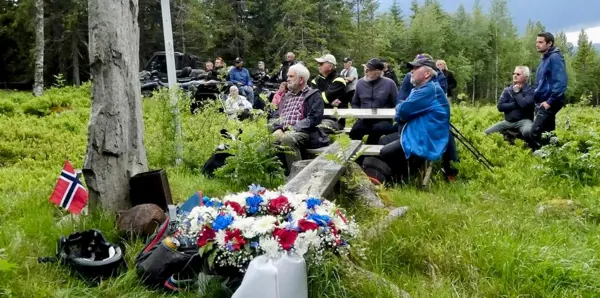Mennesker sitter på en benker