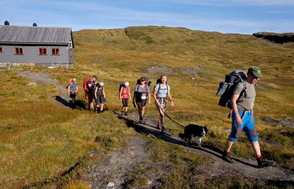Menn og kvinner på tur fra hytte i Bergsdalen Vestlandet