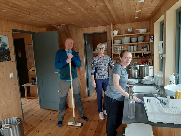 Dugnad på Kalvedalshytta, juni 2024.