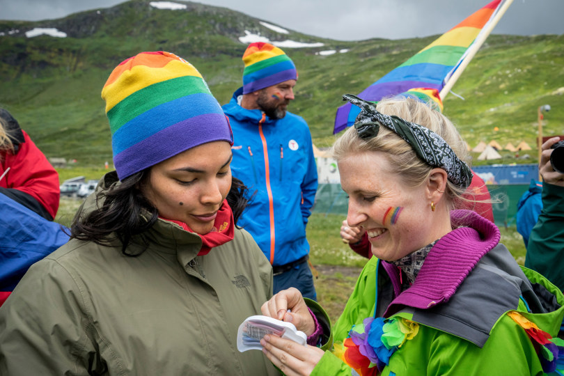 Bilder fra pride-paraden på Vinjerock 2019. Regnbueluer fra DNT ung.