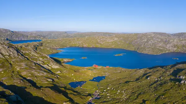 Rød hytte i fjellandskap