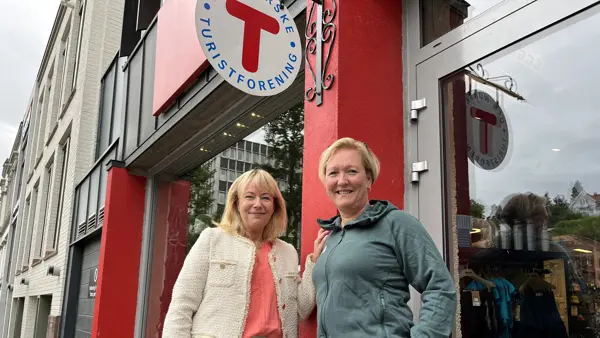 Daglig leder Mette Sannerholt Andersen i Grenland Næringsforening og daglig leder Mariann Eriksen i DNT Telemark, foran Tursenteret i Skien 27. august 2024.
