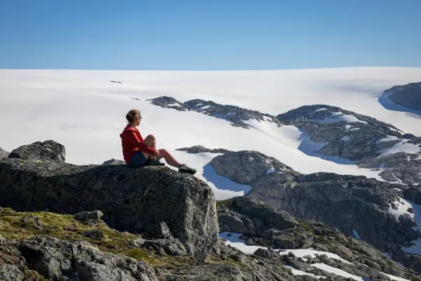 På en stei utenfor Fonnabu har man god utsikt til Folgefonna.