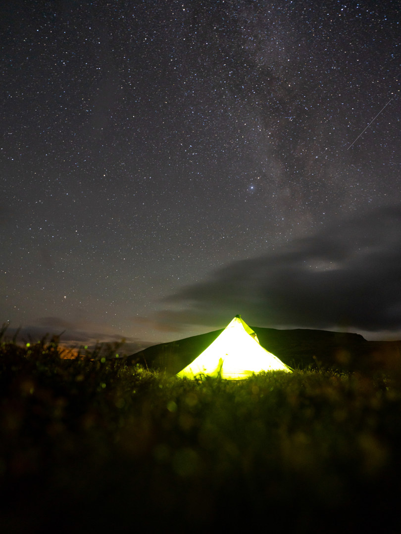 En høstnatt med nordlys og melkeveien i Dovre, mellom Reinheimen og Kongsvoll.