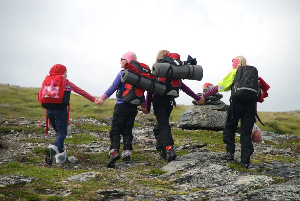 På tur i Barnas Narturverden,etter overnatting på sælehuset "Ramsjøhytta "..Masse multer,se Oda til høyre som har tungt lass,bading i fjellvann ( Stavåtjønnin ) ca 1 time etter dette bilde. Barn og voksne hadde 2 fantastiske dager i fjellet ! På bildet:
Oda Opøien,11 år,Sigrid Opøien ,8 år begge fra Hommelvik.
Maia Ottersland Andresen, 10 år og Caroline Ottersland Andresen, 8 år  disse på besøk fra Arendal. [kjellolavop@gmail.com, 90750752]