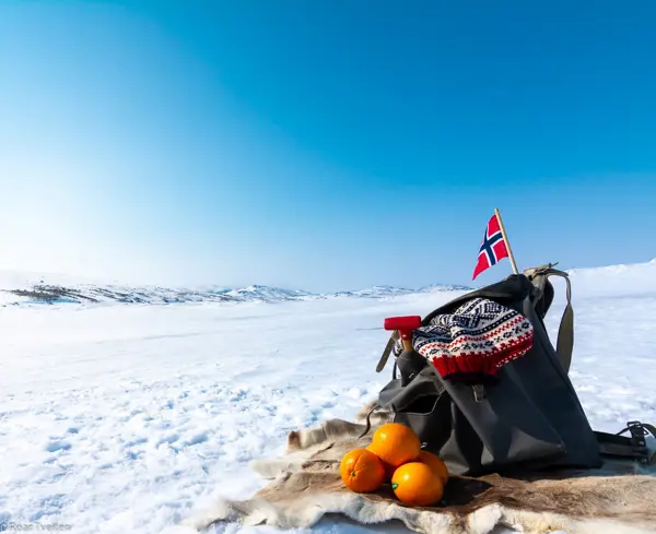 Påskestemning på Hardangervidda med tursekk, appelsin og det norske flagget.
