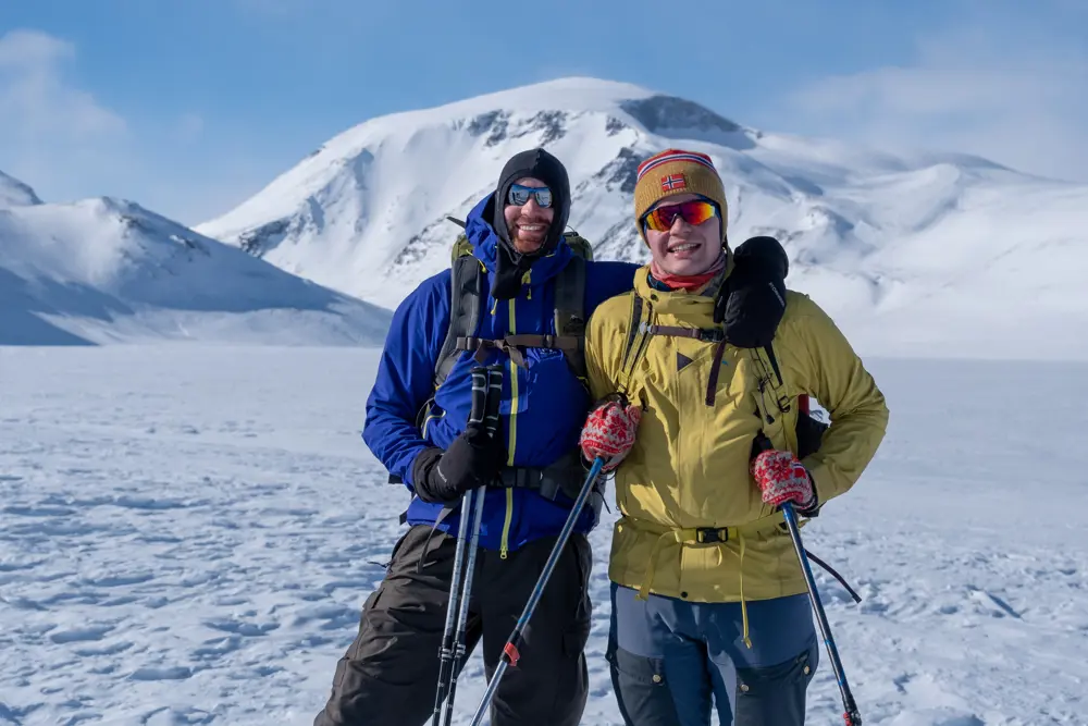 To personer ute i vinterfjellet
