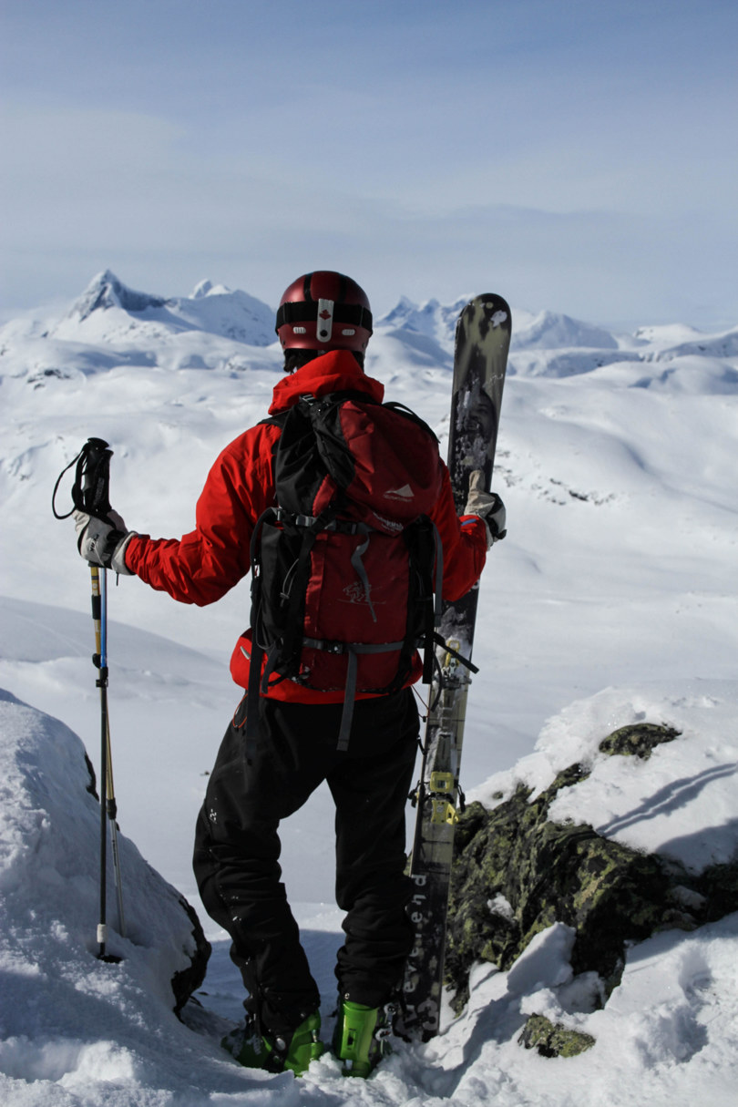 person på snøkledd fjell., med ski i hendene