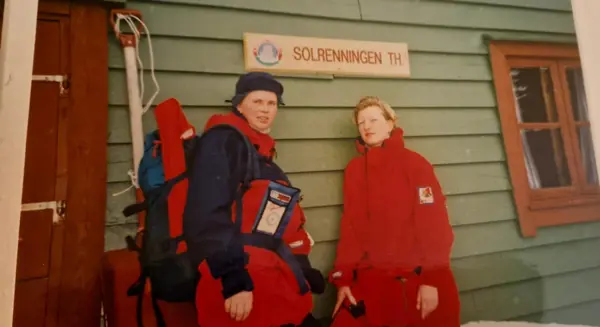 Bilder fra 90-tallet som viser to unge jenter foran en hyttevegg iført turklær.