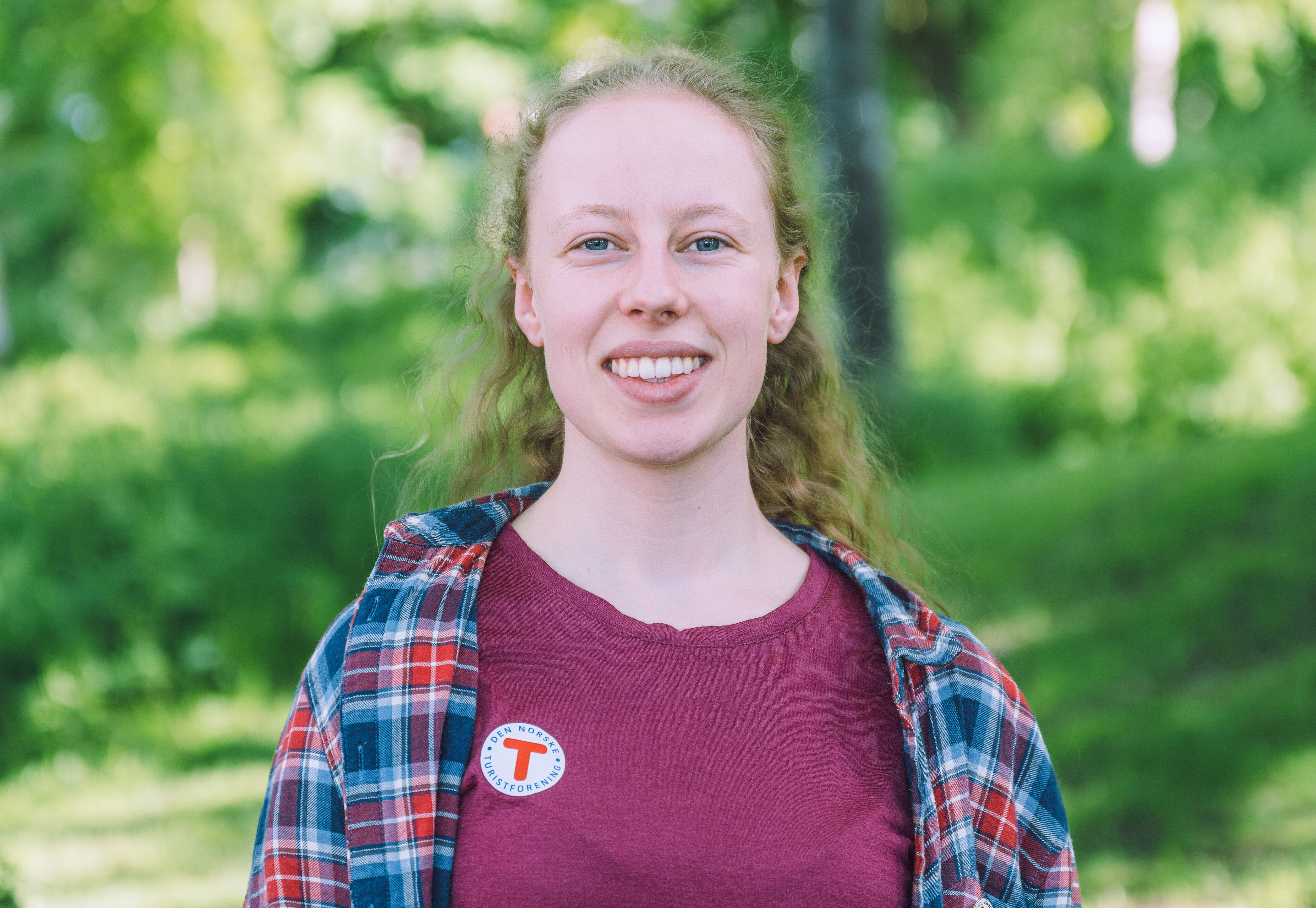 Kvinne smiler inn i kameraet