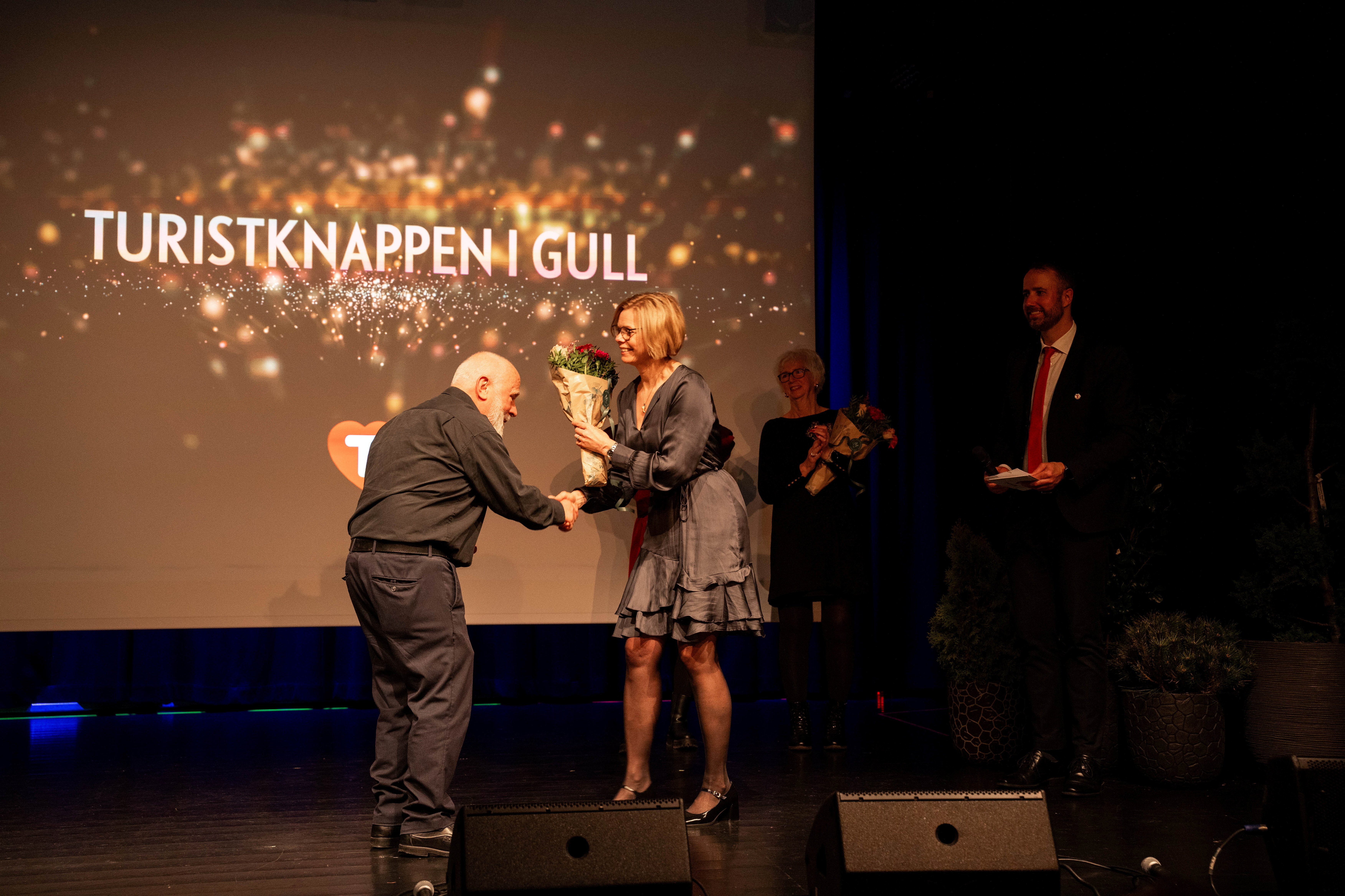 En man får tildelt en pris