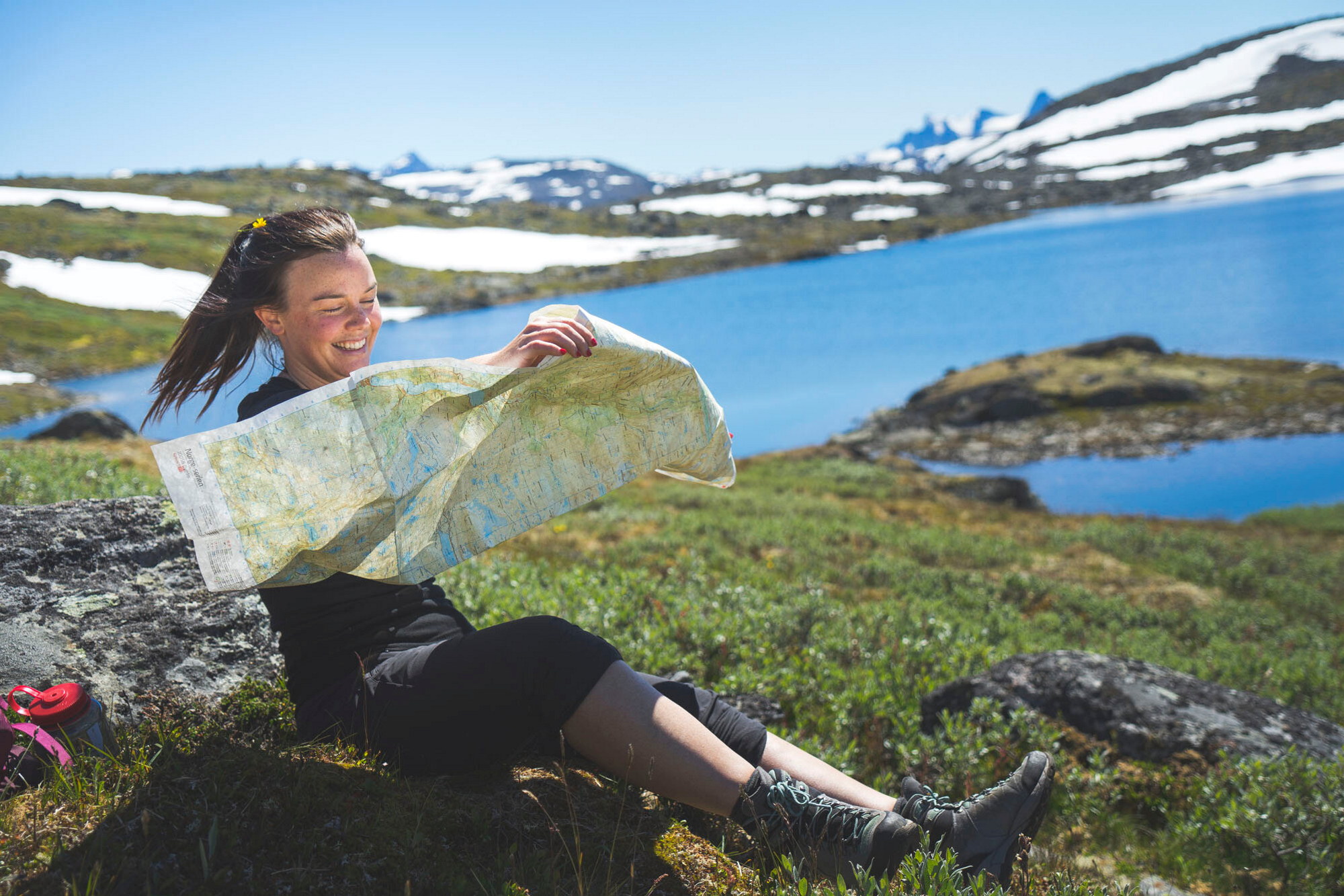 person som ser på kart