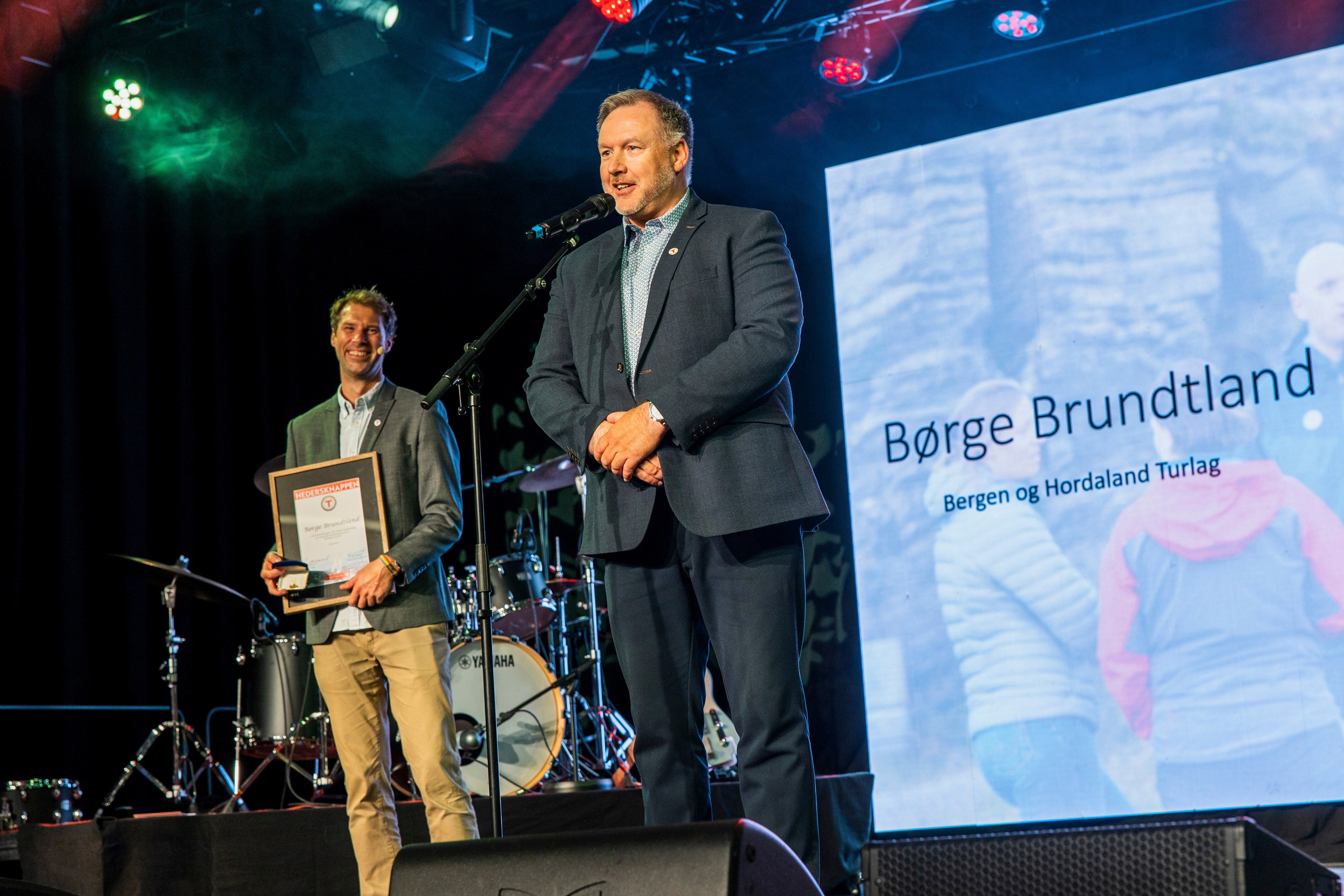 To menn i dress p&aring; en scene