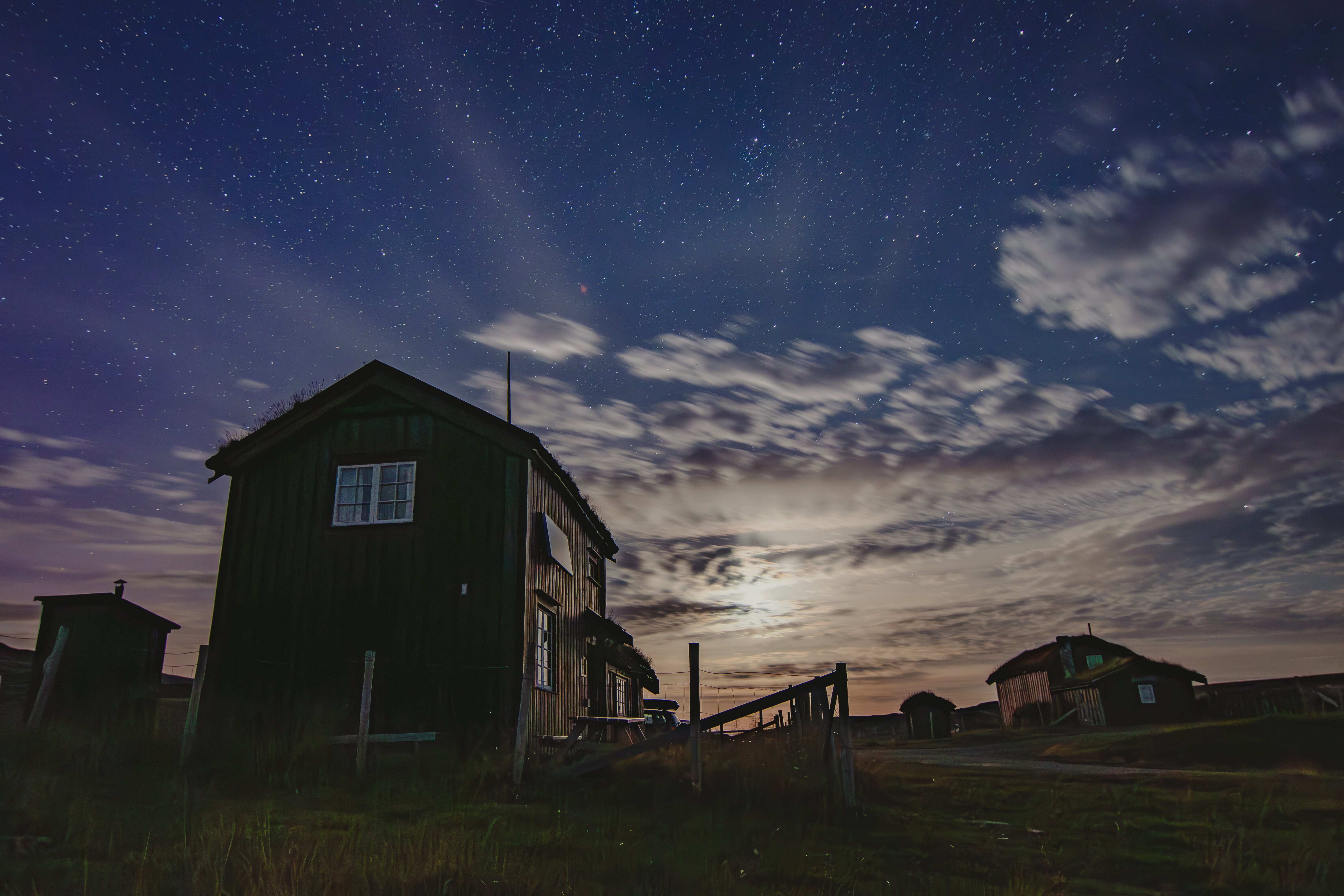 Hytte med stjernehimmel over 