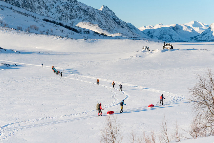 Mange personer som går på ski