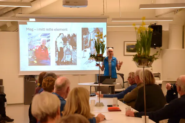 Gerda Grøndahl viser bilder og forteller fra nærturer