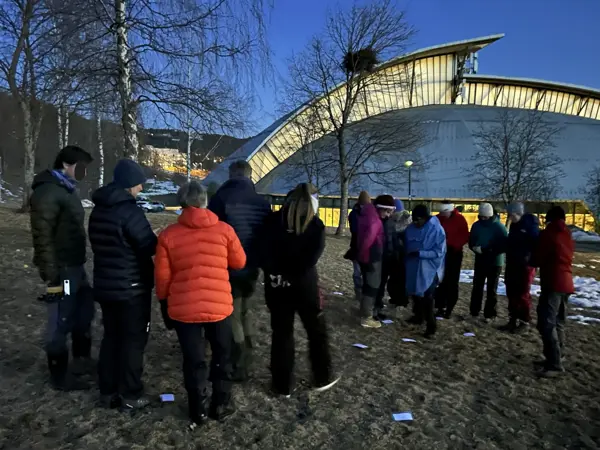 14 kursdeltakere leker på aktivitetslederkurs
