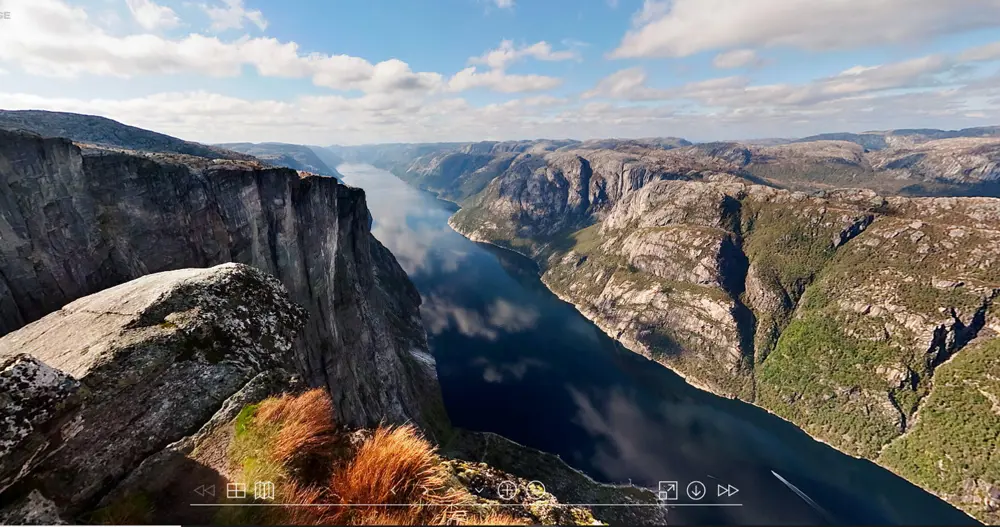 Utsikt fra et fjell mot en lang fjord