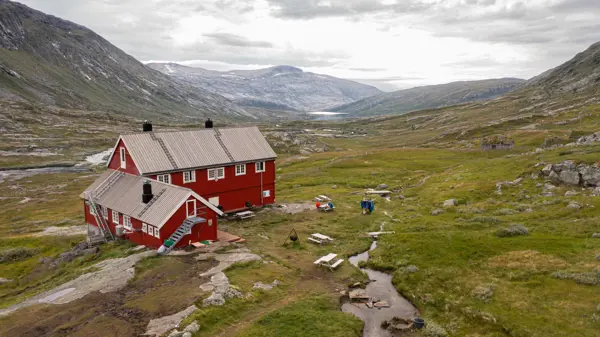 Rødmalt hytte i fjellet.