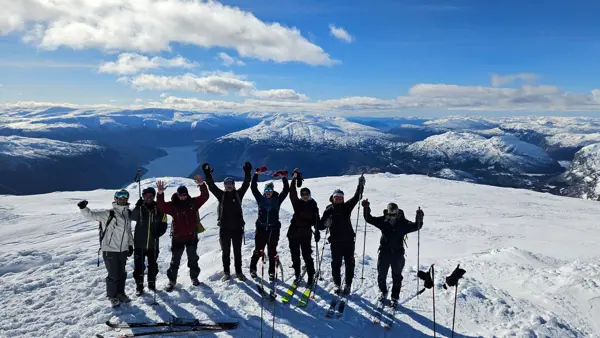 Turgjengen på kanten av stupet av Vassfjøro med Hardangerfjorden nedunder oss. Me var 6 stk og møtte eit par andre som var på toppen.