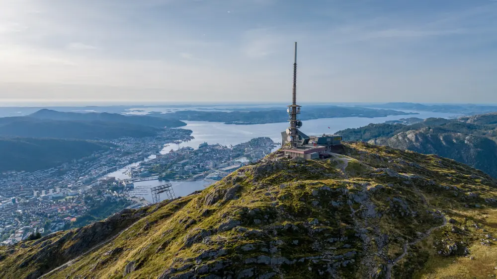 Fjell med stor mast på toppen.