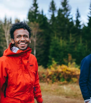 To smilende menn går tur i skogen