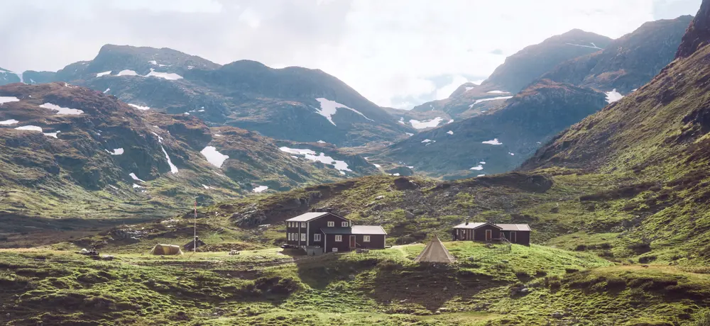 Iungsdalshytta har vakker beliggenhet i Skarvheimen.
