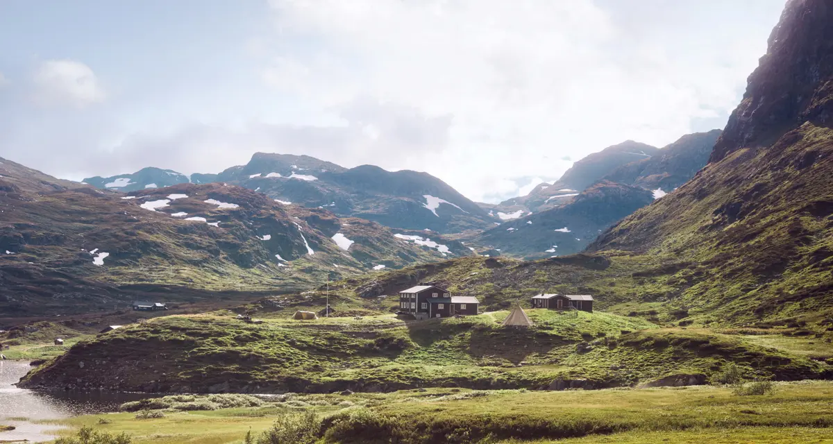 Vakkert fjellmotiv med sommerstemning