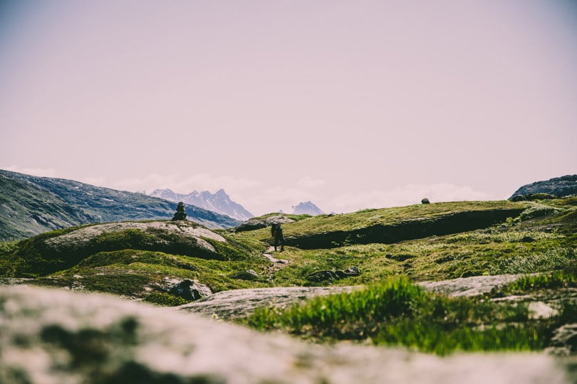 En person som går på en sti i fjellet